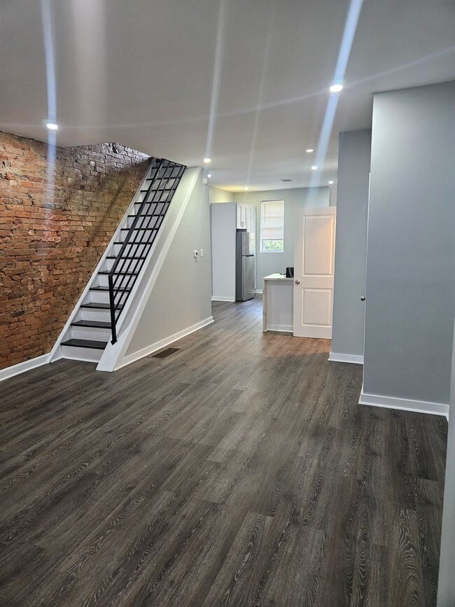 Photo - 31 S Salford St