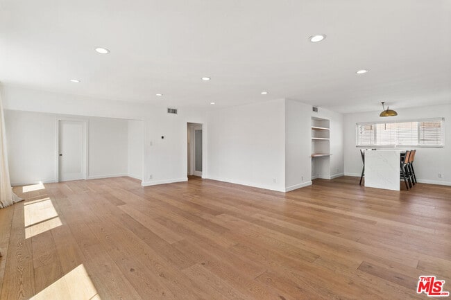Building Photo - 1525 Hayworth Ave Unit 302