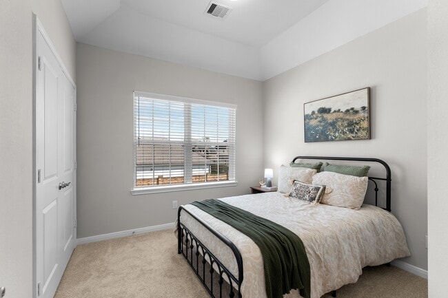 Fase II | Dormitorio secundario con techo abovedado (Plano 4201) - Bluewater at Balmoral