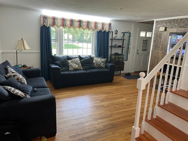 Sala de estar con mueble para TV - 1 Meetinghouse Rd