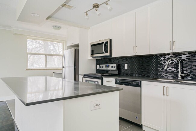 Building Photo - Beautifully Renovated 3 Bedroom Waterfront Building Unit 56
