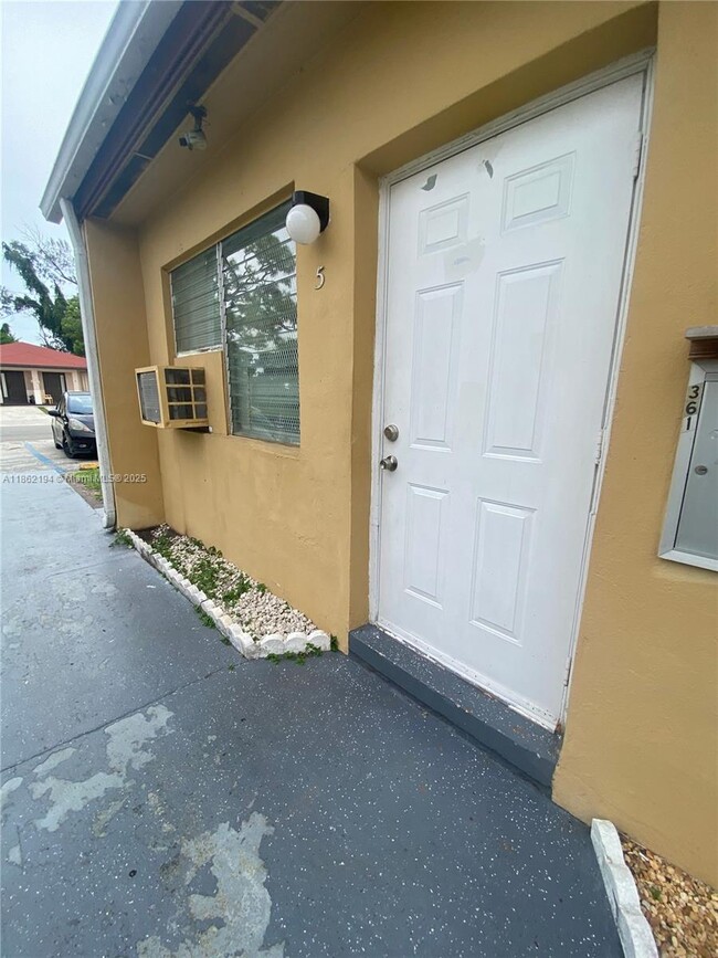 Building Photo - 361 Sharar Ave Unit 1 Rental