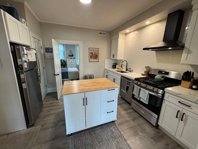 Building Photo - Updated 1 Bedroom in Downtown Amesbury - Available September 1st Unit 18-2