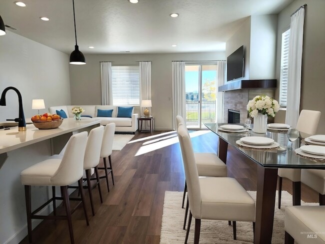 Photo - 350 N Lagrasse Ln