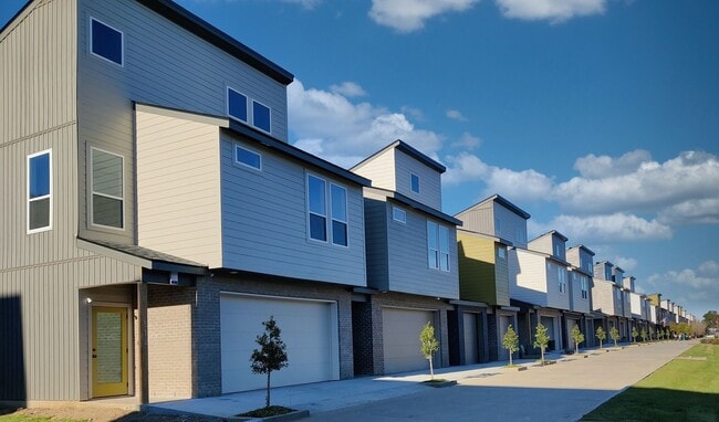 Photo - 406 Highland Oaks Ln