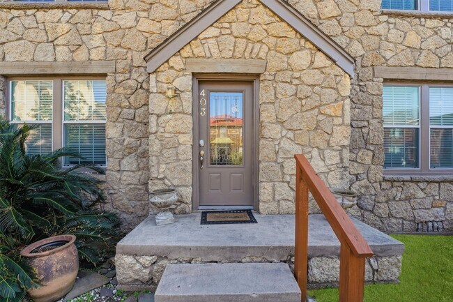 Photo - 403 W Polk St Unit 1