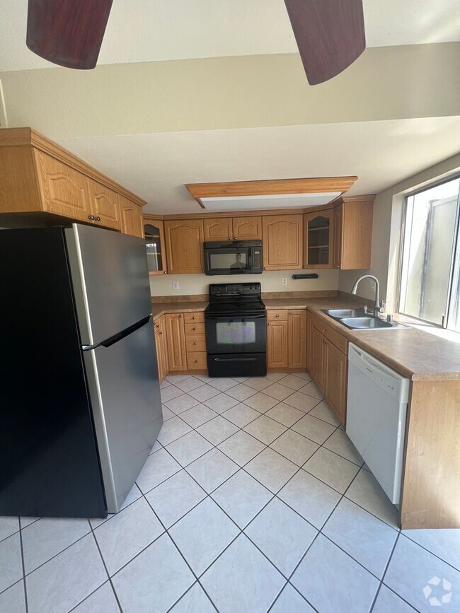 Building Photo - 2 Bedroom 1.5 Bath townhouse in Escondido