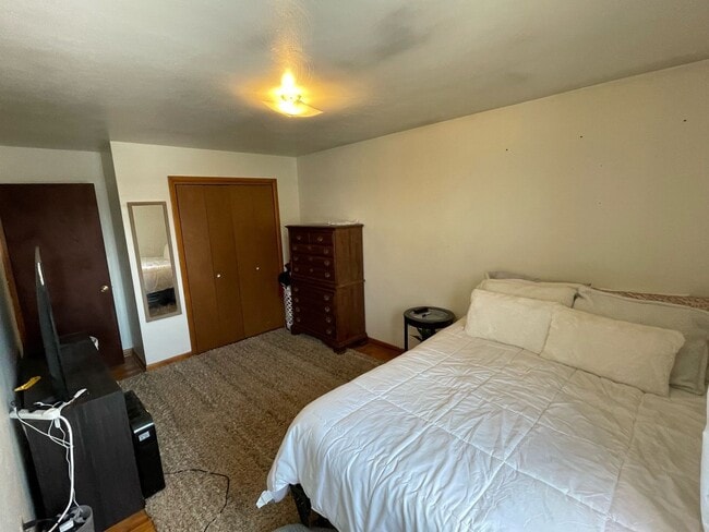 Building Photo - LINCOLN LANE 122/124 Unit 124