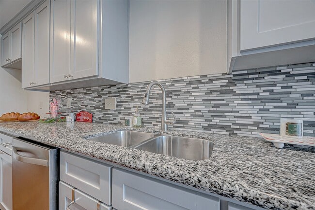 Photo - 2022 Highland Hills Dr