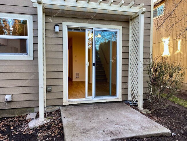 Photo - 2BR - 1.5BA Townhouse Living in the Heart of Redmond