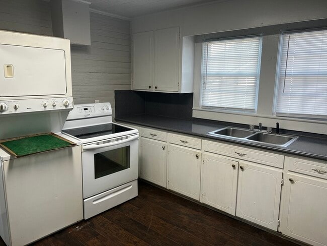 Photo - 401 W 22nd St