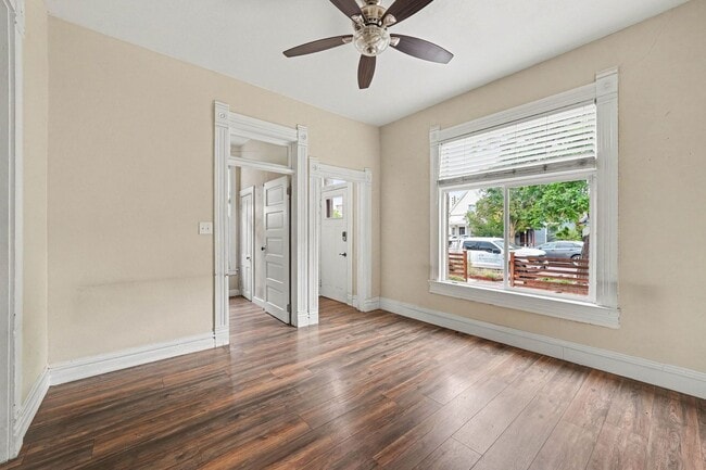 Photo - 825 Fox St