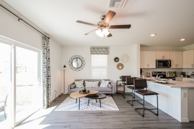 Sala de estar de la casa modelo - Woodsdale Landing