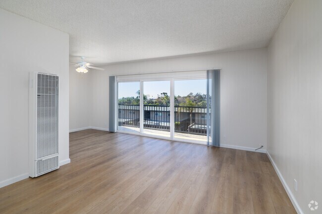 1BR, 1BA - 790SF - Living Room