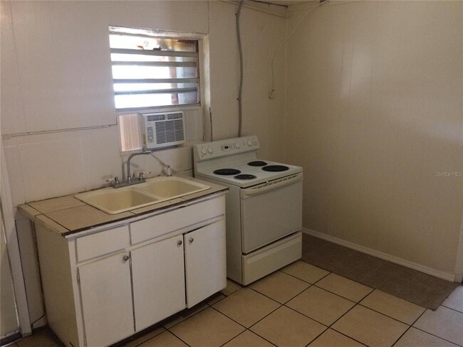 Photo - 935 M.L.K. Blvd S