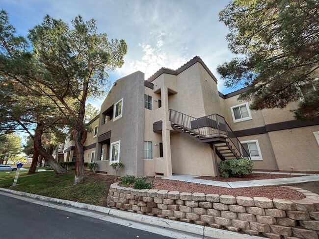 Building Photo - Gorgeous 2Bed/2Bath/2Car Garage, 2nd-Story Condo located in the West part of the valley— Enjoy Re...
