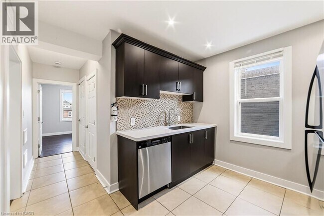 Photo - 1544 King St E Unit 301