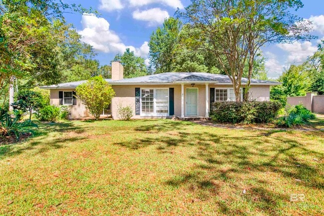 Photo - 703 Belrose Ave
