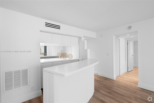 Building Photo - 2655 Collins Ave Unit 2408 Rental