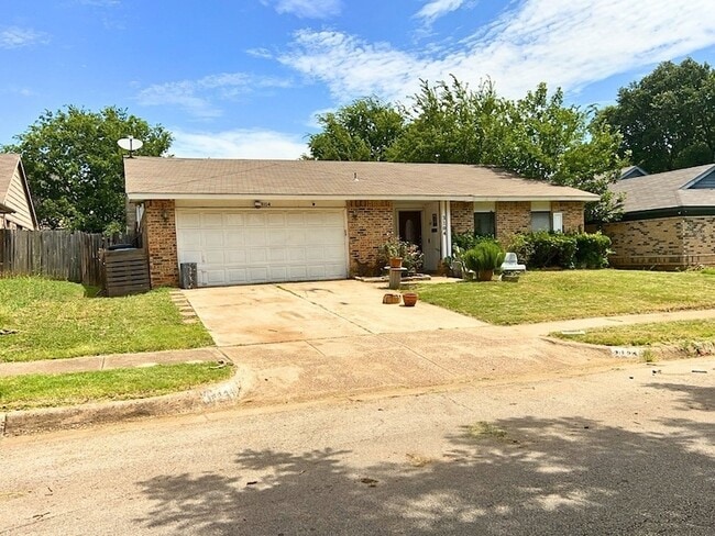 Building Photo - 3104 Woodlark Dr