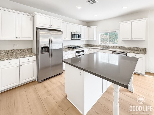 Photo - Beautiful 5Bd/3.5Ba Home in Cul-de-Sac in Riverside w/new Turf Back Yard and New Carpet!