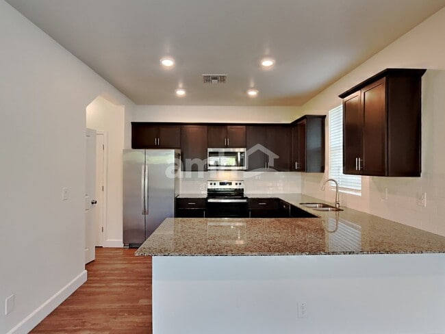 Photo - 647 W Hackamore Ave