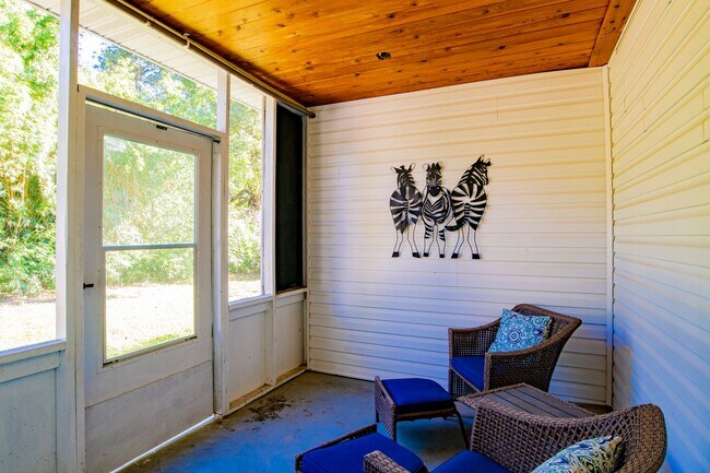 Photo - Bright & Comfortable 3 Bed/2.5 Bath Pensac...