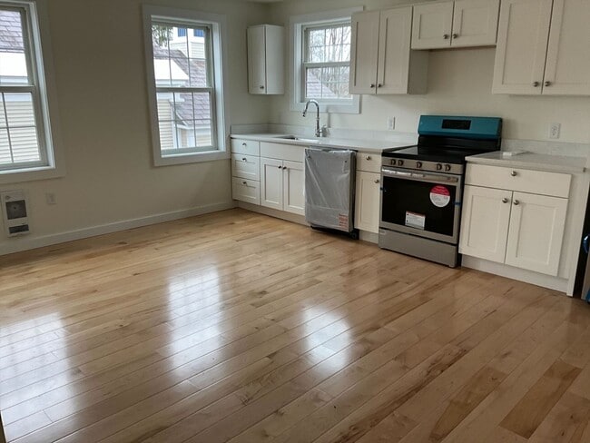 Building Photo - 90 Elm St Unit 2