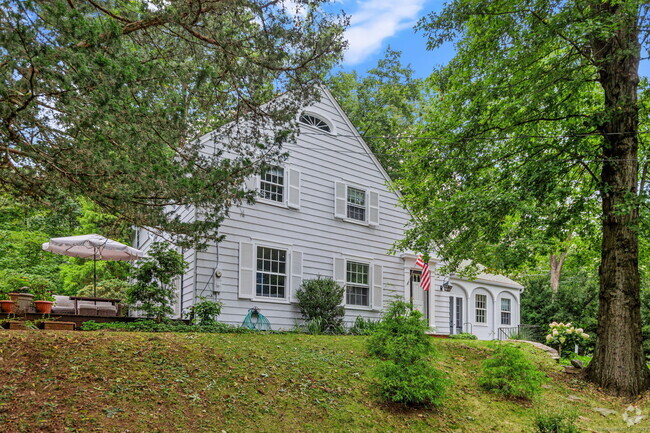 Building Photo - 11 Cranbury Rd Rental