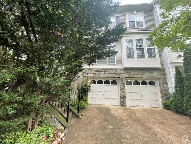 Building Photo - Three Bedroom Townhouse on Eisenhower Aven...