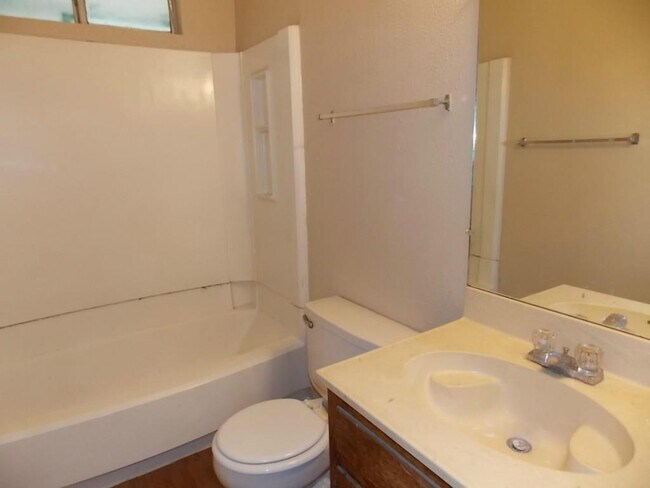 Photo - 8104 Dunn St