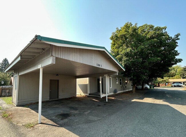 Building Photo - 1300 N Brooklane St Unit 2 Rental