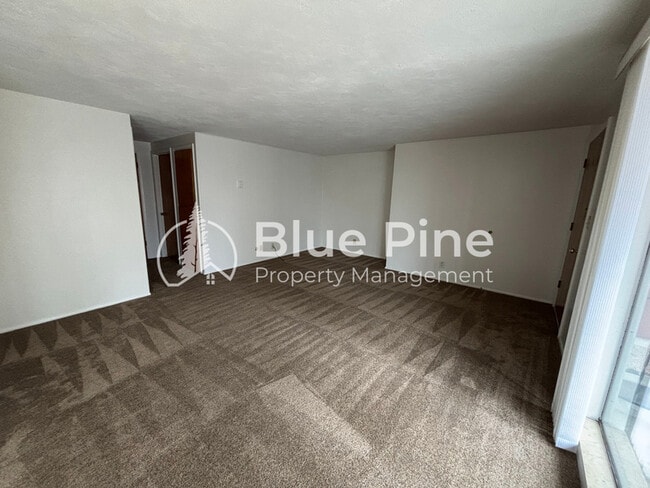 Photo - 542 Gladstone St Unit 3