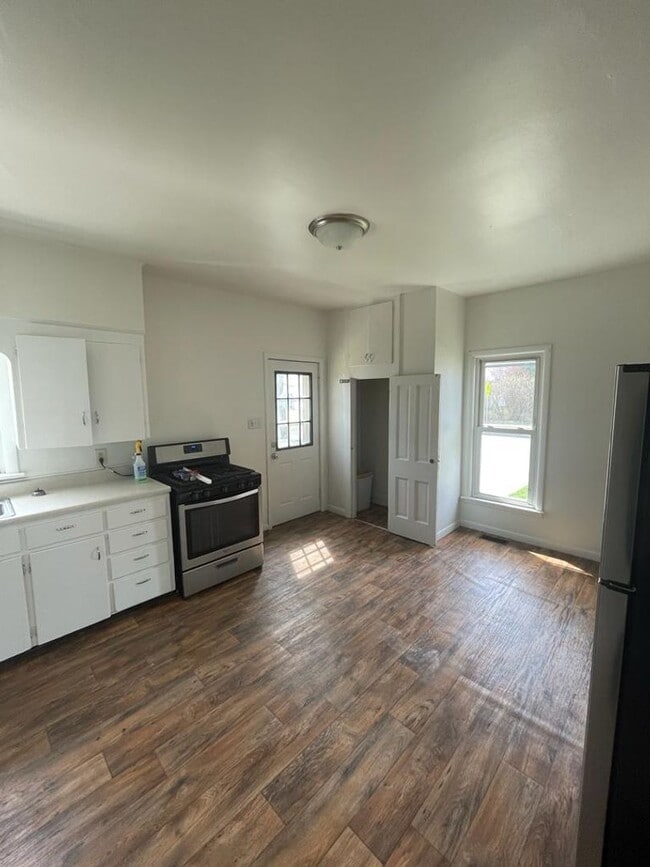 Photo - 103 E Seventh St