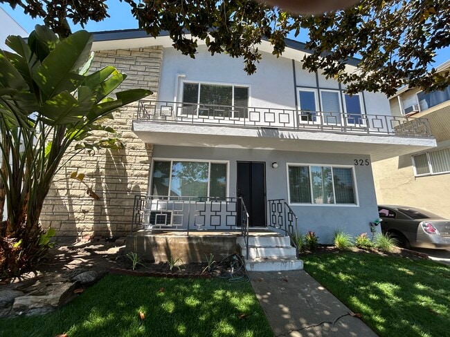 Building Photo - 325 S Doheny Dr Unit 4 Rental