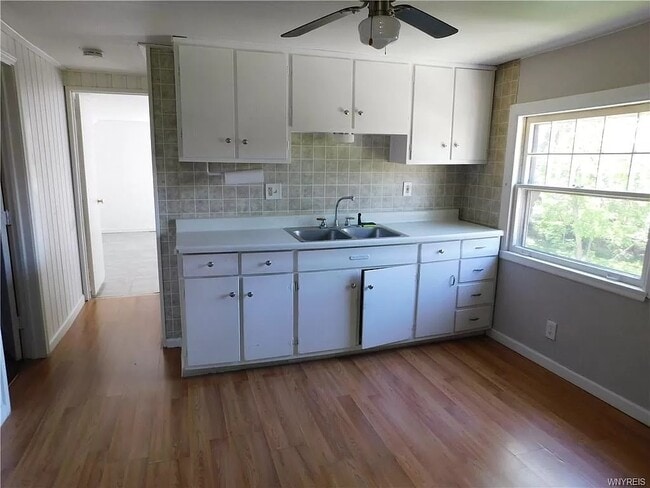 Building Photo - 395 Davey St Unit Upper