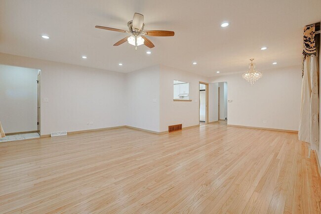 Photo - 475 Courtesy Ln