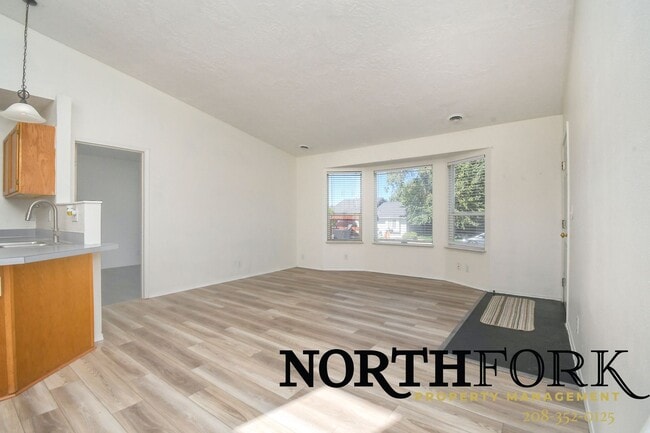 Building Photo - Southeast Boise Rental with Vaulted Ceilin...