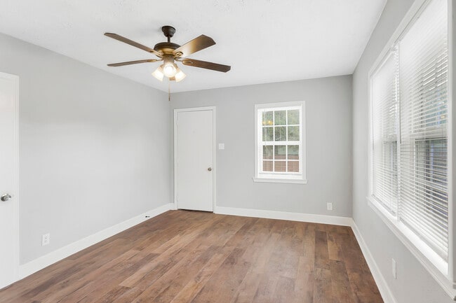 Photo - 2311 N Louis St Unidad 2313 .5