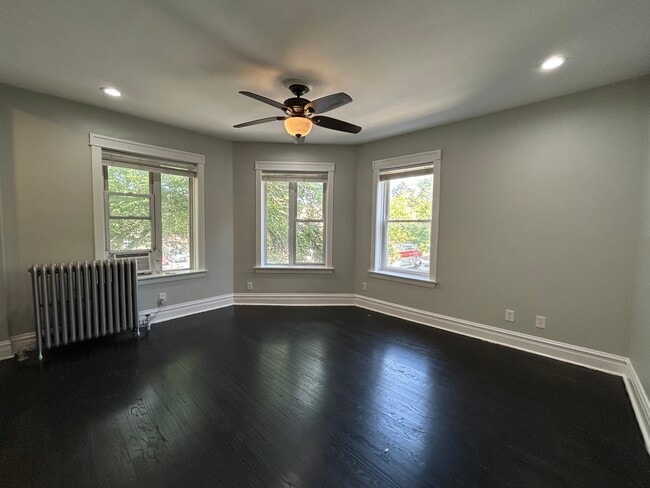 Building Photo - 4301 W Wrightwood Ave Unit 2