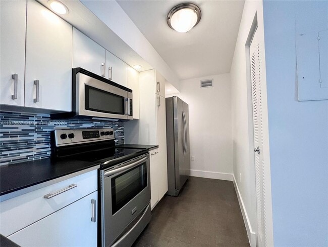 Building Photo - 8540 SW 212th St Unit 103 Rental