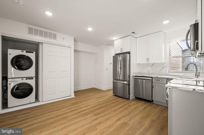 Kitchen / Washer/Dryer - 2104 N 8th St Unit #3