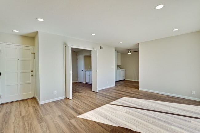 Photo - Newly Remodeled 3BR, 2BA, 1,117sf Duplex w...