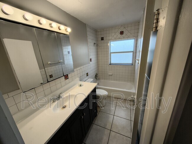 Photo - 2128 Riviera Dr