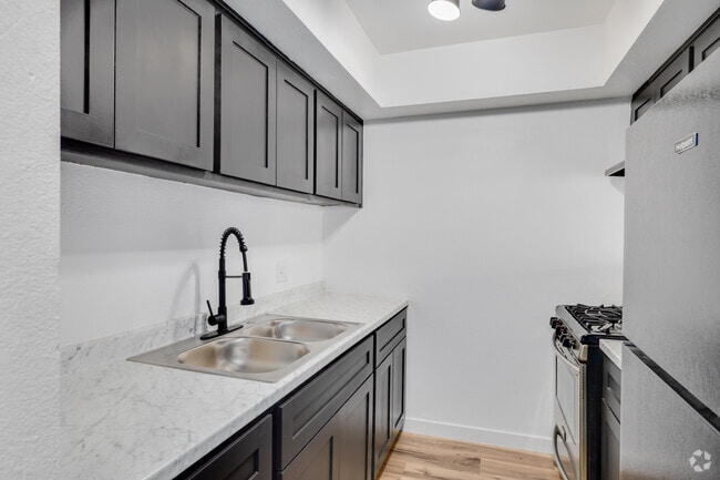 1BR, 1BA - 600SF - Kitchen - Acacia Gardens