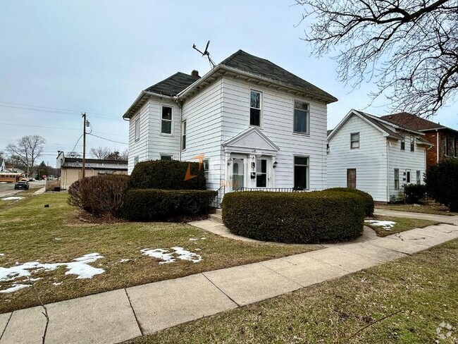 Building Photo - 114 1/2 I Street Unit Upper Rental