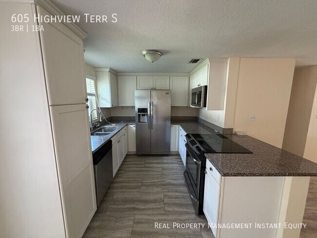 Photo - 605 Highview Terrace S