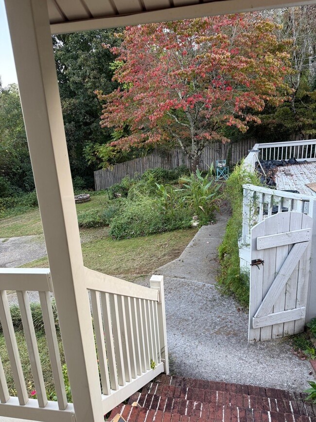 Photo - 212 White Oak St