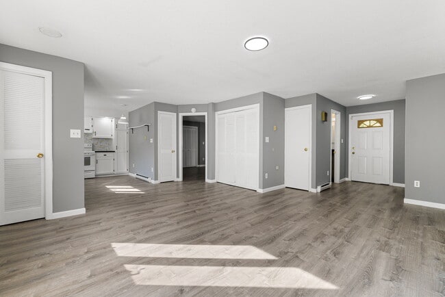 Building Photo - 8 Burma Rd Unit 1st floor