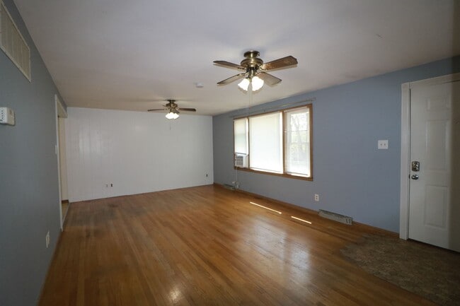 Photo - Amazing 4 bedroom 2 bathroom house located...